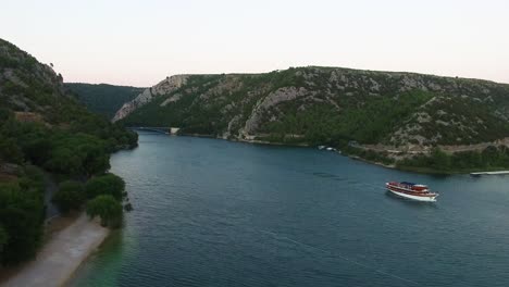 Un-Recorrido-En-Ferry-En-Curso-En-El-Skradin-En-El-Condado-De-Šibenik-knin-Croacia