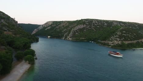 šibenik-knin county croatia의 skradin에서 진행중인 페리 투어