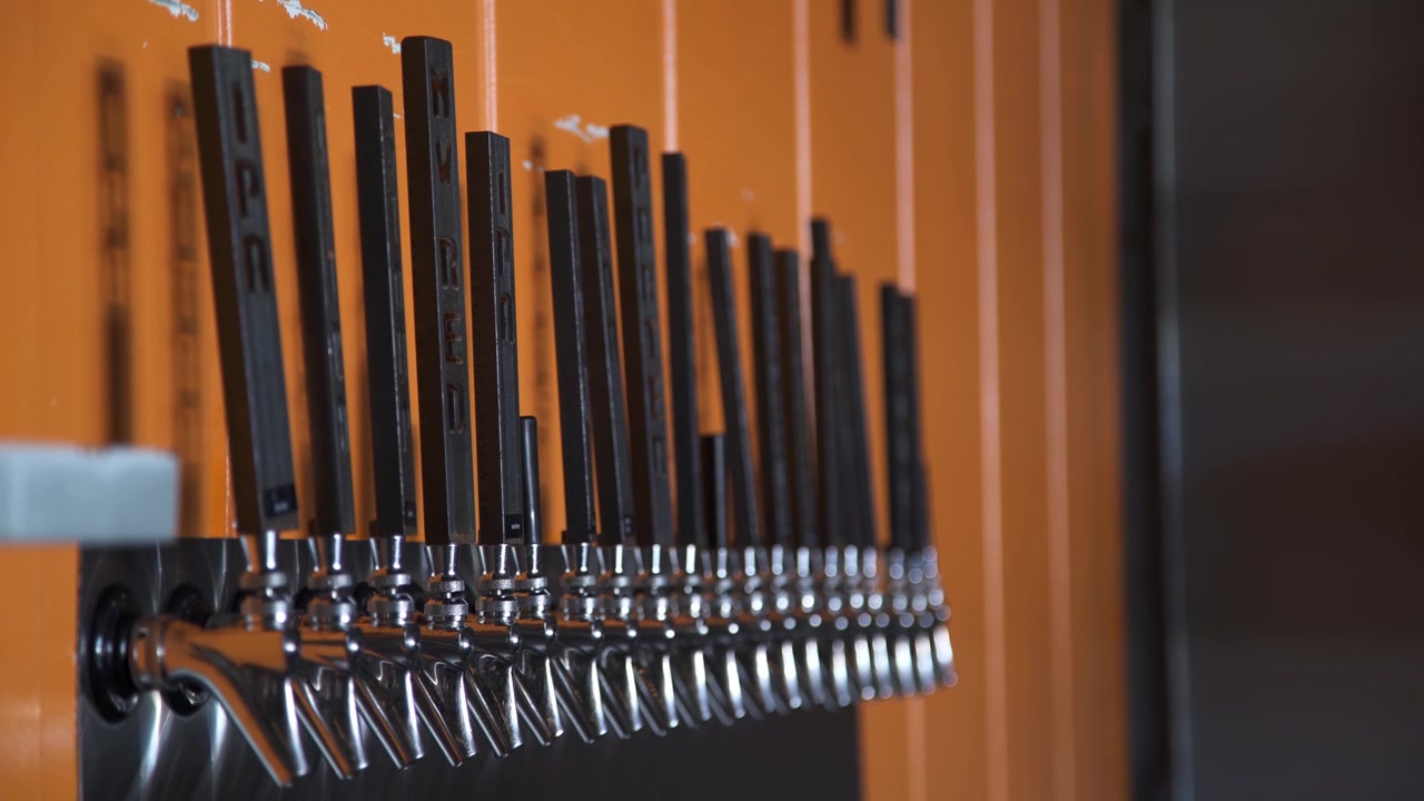 Selezione di spine per birra a pompa manuale presso un bar di un microbirrificio artigianale PULL FOCUS