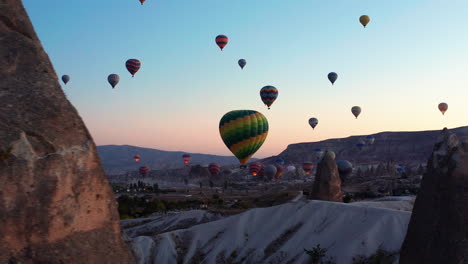 temprano en la mañana, siluetas de globos aerostáticos contra el cielo de goreme, capadocia, turquía