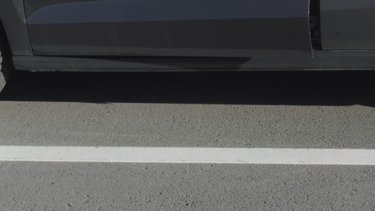 도로 에 주차 된 차