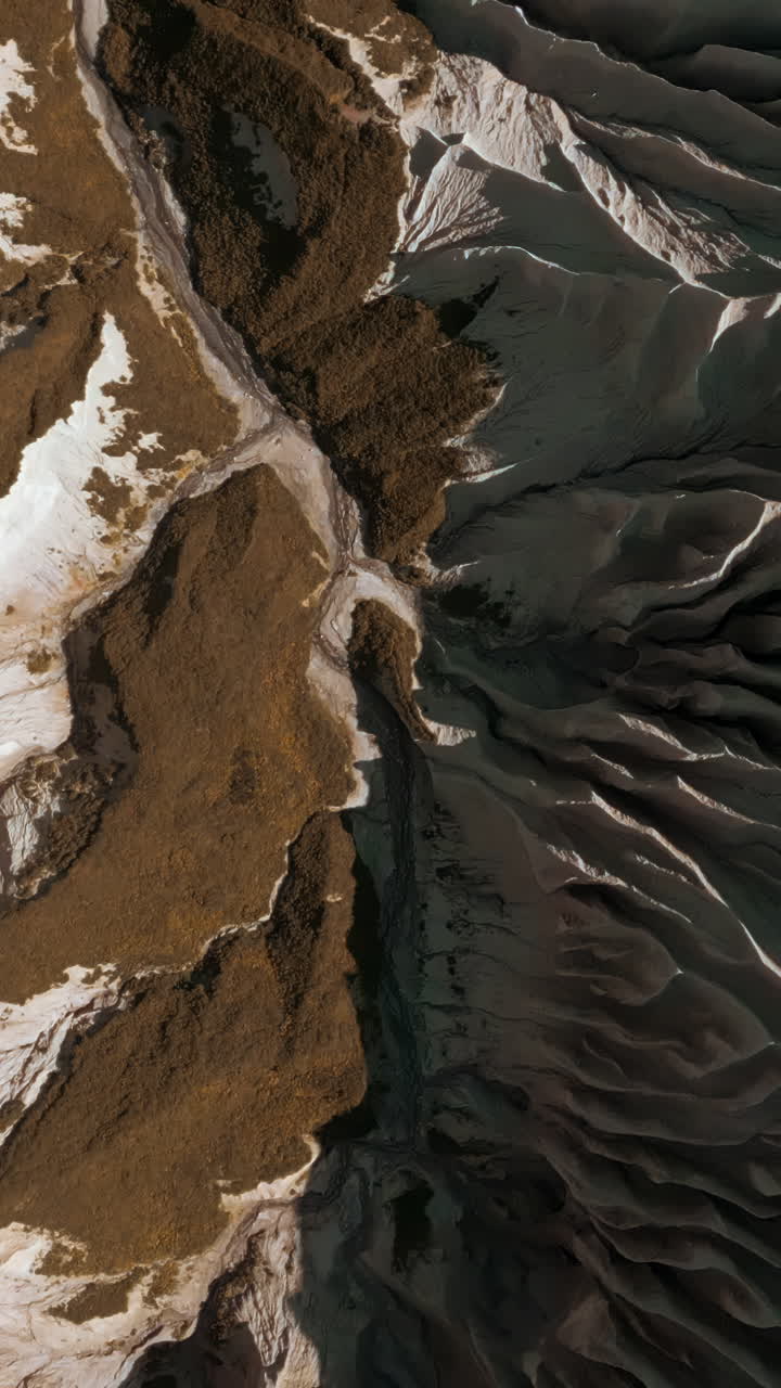 Vista aerea di un terreno montuoso e accidentato
