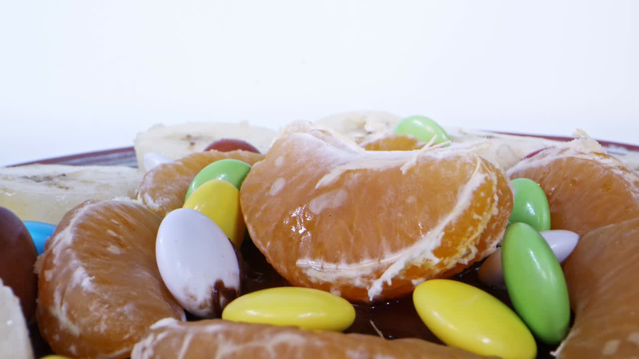 mandarina de plátano y salsa de frambuesa en crepe