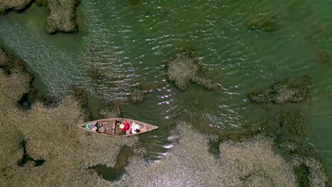 Shrimp-fishermen-in-cocorobó-lake,-where-the-Canudos-war-took-place