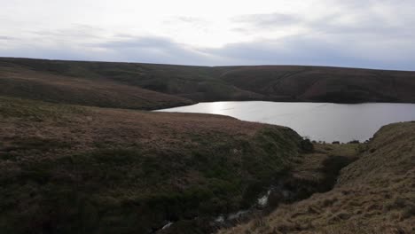 imágenes de video del desolado y salvaje paisaje de los páramos de yorkshire