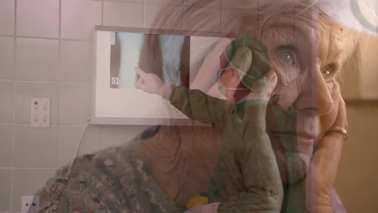 animación de una mujer mayor sobre un médico que usa máscaras protectoras en un hospital. propagación de covid-19