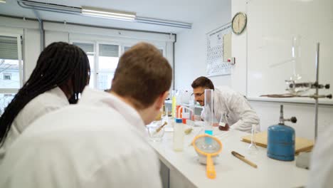 estudiantes en un aula de ciencias