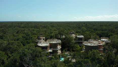 Abgelegene-Wohnmöglichkeiten-Mitten-Im-Maya-Dschungel-In-Tulum,-Mexiko,-Sind-Immer-Eine-Willkommene-Erfahrung-Für-Diejenigen,-Die-Dem-Alltag-Entfliehen-Möchten