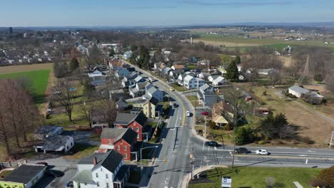 Verkehr-Auf-Der-Kreuzung-An-Sonnigen-Tagen-In-Einer-Ländlichen-Amerikanischen-Stadt