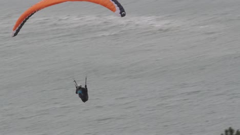 Un-Hombre-En-Un-Parapente-Volando-A-Gran-Velocidad-Sobre-El-Nivel-Del-Mar