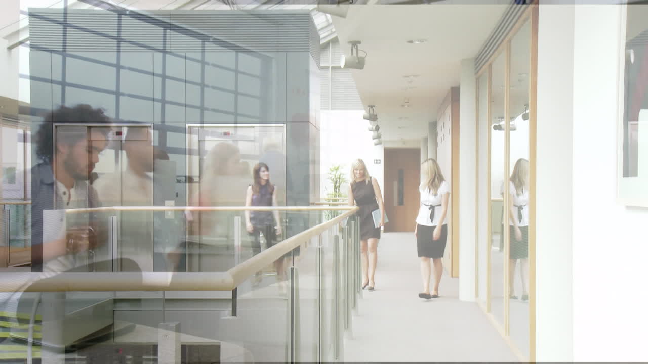 도시 풍경 위의 사무실에서 다양한 사업가들의 애니메이션