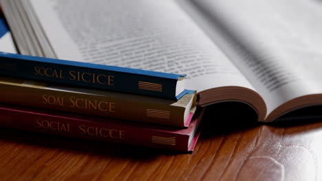 libro abierto en una mesa de madera