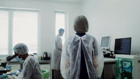 profesionales de laboratorios médicos que trabajan en una instalación moderna