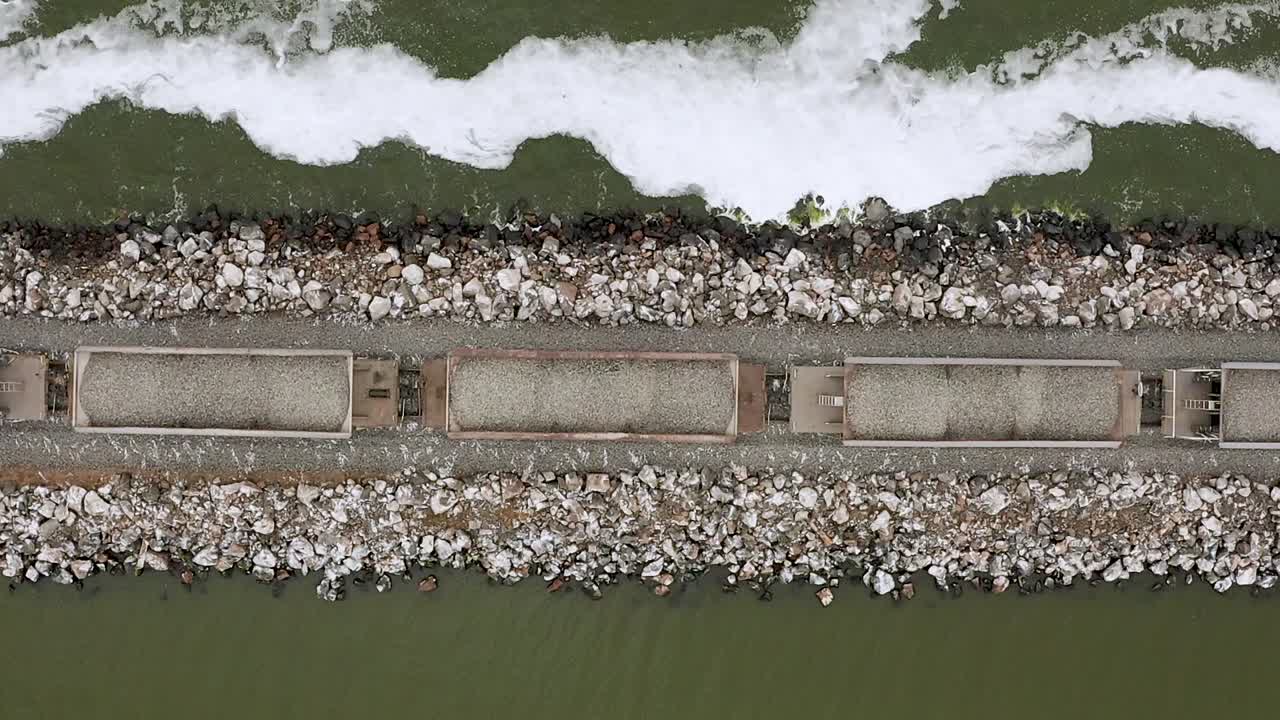 화물 열차는 물결로 돌을 운반합니다. 위에서 아래로 올라갑니다.