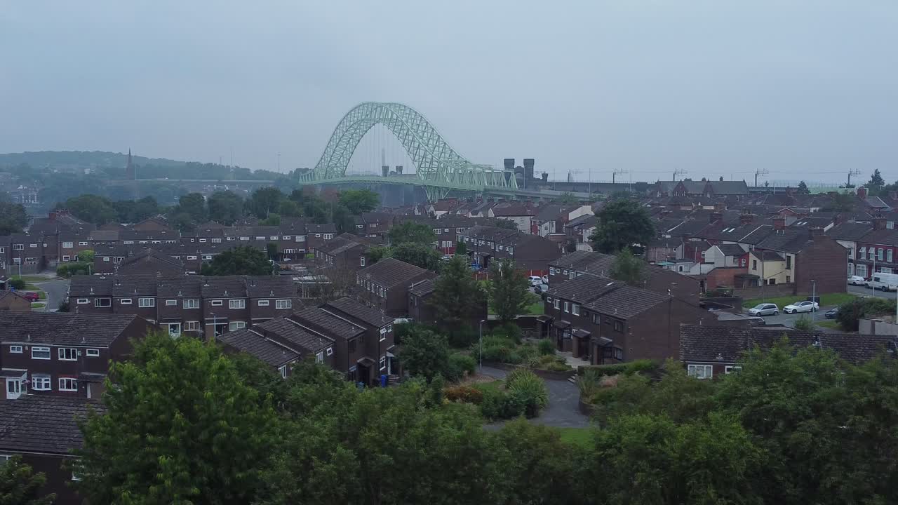 브리티시 노던 런콘 브리지 교외 주거 타운하우스 이웃 조감도 트리 라인 위 오른쪽 역방향