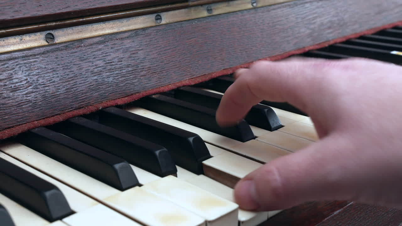 tocar acordes en un piano