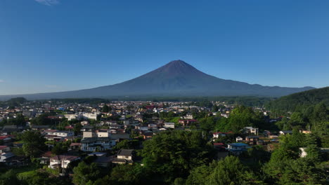 Drohnenaufnahme-über-Einem-Japanischen-Viertel-Mit-Dem-Fuji-Im-Hintergrund,-Sommer-In-Japan