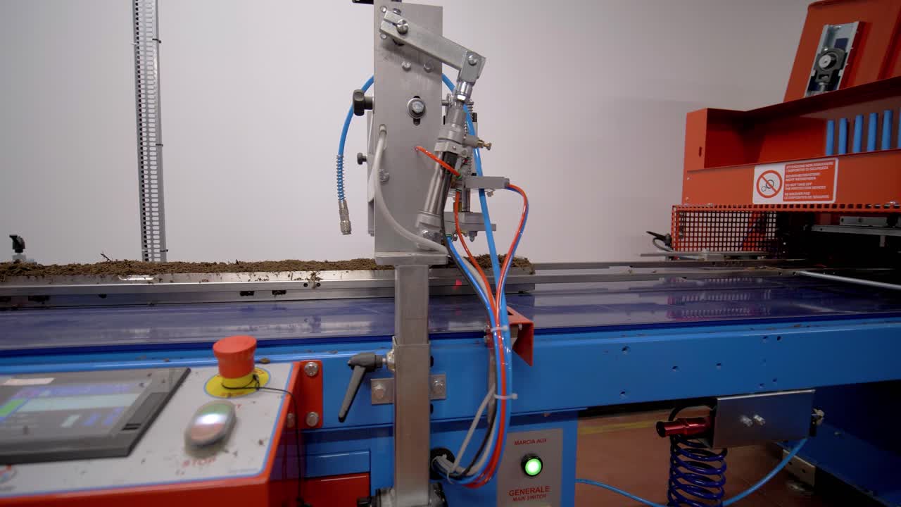 disparo en órbita que muestra una línea de producción automatizada avanzada en una granja vertical