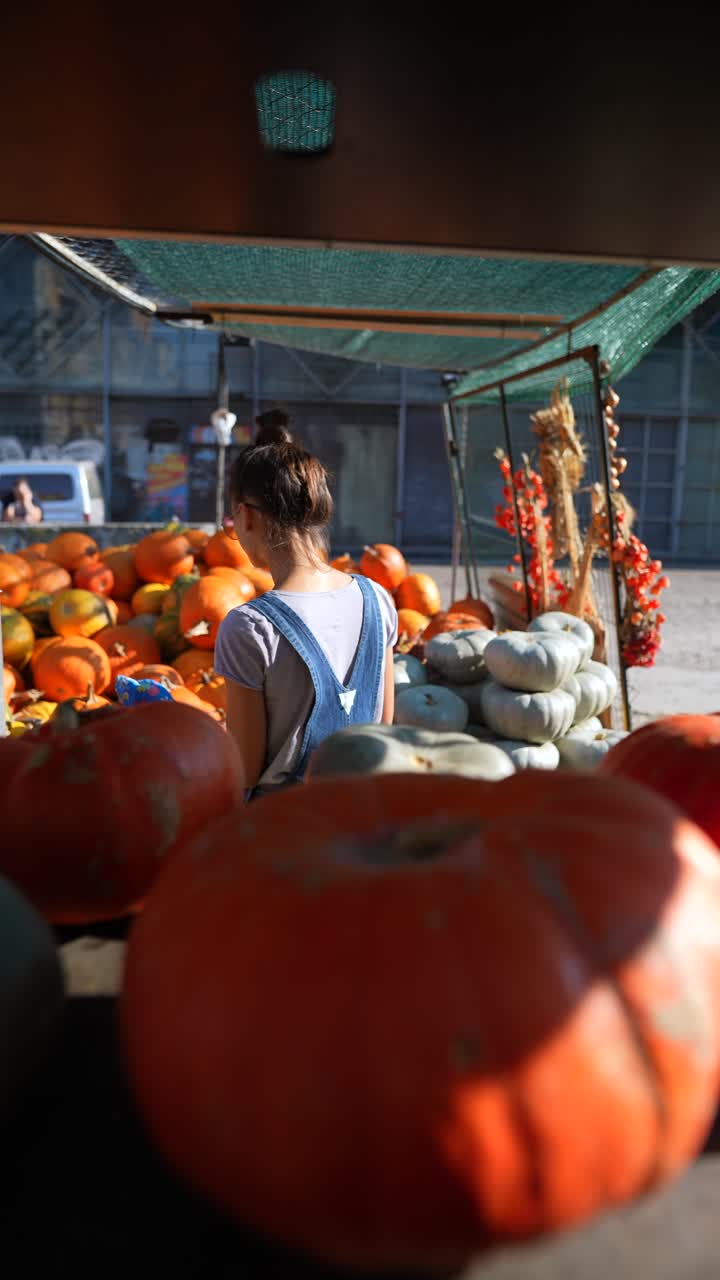 mujer en un campo de calabazas
