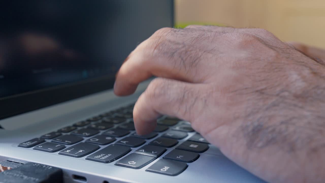 Nærbillede af mandehænder, der taster på en bærbar computer. Forretningsmand eller freelancer, der arbejder hjemmefra, sender e-mails og koder