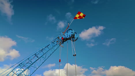 Das-Flaschenzugsystem-Der-Hauptausleger-Spitzenscheibe-Am-Ende-Des-Auslegers-Eines-Blauen-Wippbaren-Baukrans