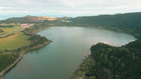 Malerische-Luftaufnahme-Des-Miradouro-Pico-Do-Ferro-Mit-Blick-Auf-Den-Furnas-See-Auf-Den-Azoren,-Portugal