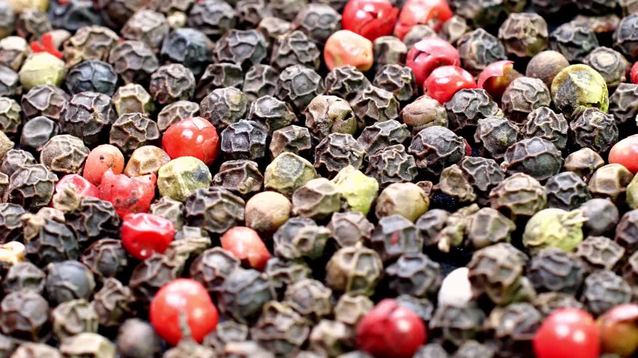 여있는 건조한 다채로운 고추 어리, 맛있는 향신료가 천천히 회전합니다.