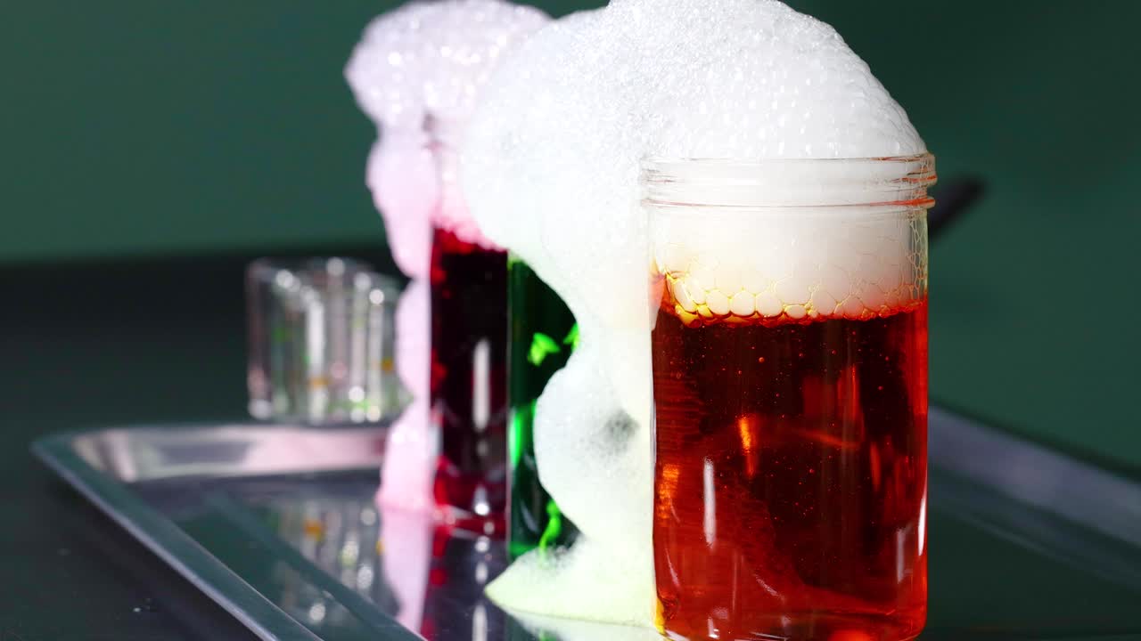 un vibrante experimento científico con hielo seco creando efectos de burbujas coloridas en recipientes de vidrio, mostrando reacciones químicas