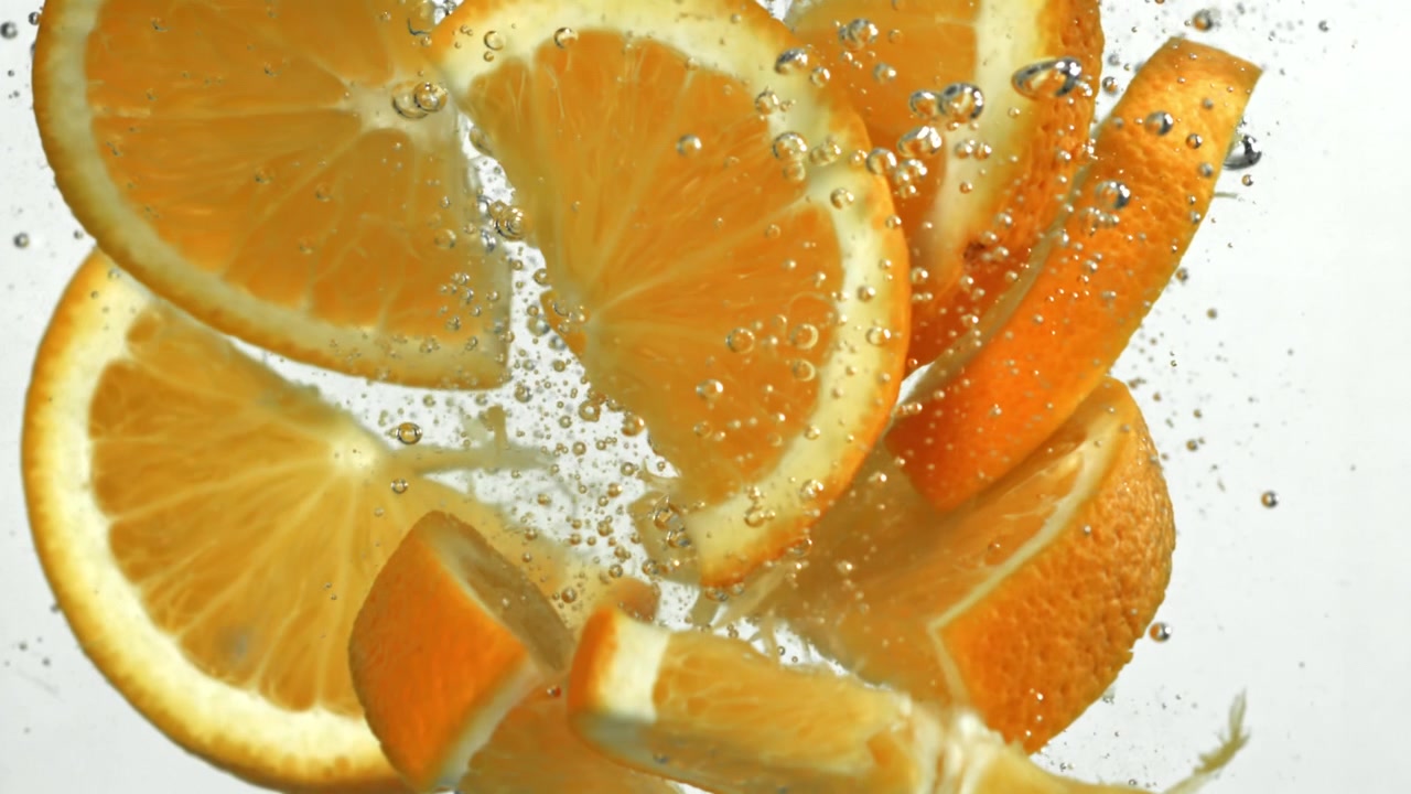 Frische Orangenscheiben in sprudelndem Wasser