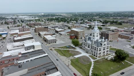 el histórico juzgado del condado de marshall en marshalltown, iowa con un video de avión no tripulado bajando