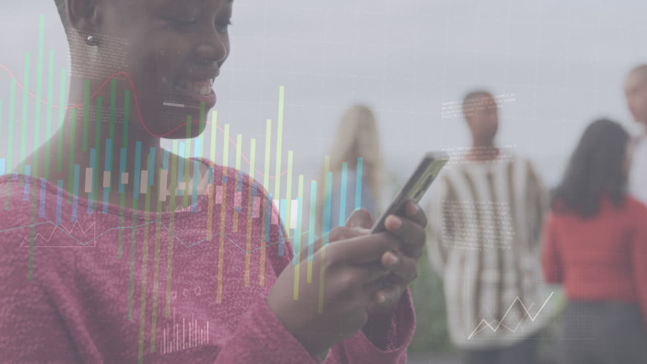 animação de processamento de dados estatísticos sobre mulher afro-americana feliz usando smartphone no escritório