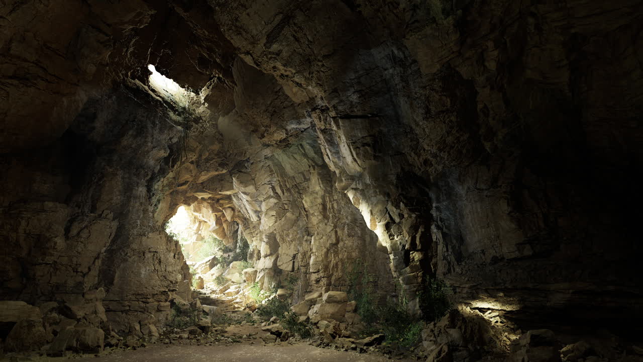 Esplorare una grotta cavernosa con la luce del sole che filtra attraverso aperture sceniche