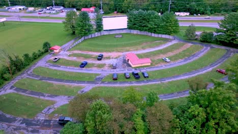 Conducir-En-El-Teatro,-órbita-Aérea-De-Elizabethton-Tennessee