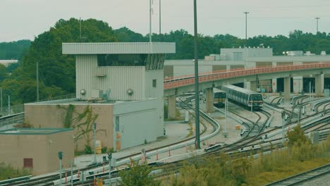 foto de una estación de tren en un día nublado