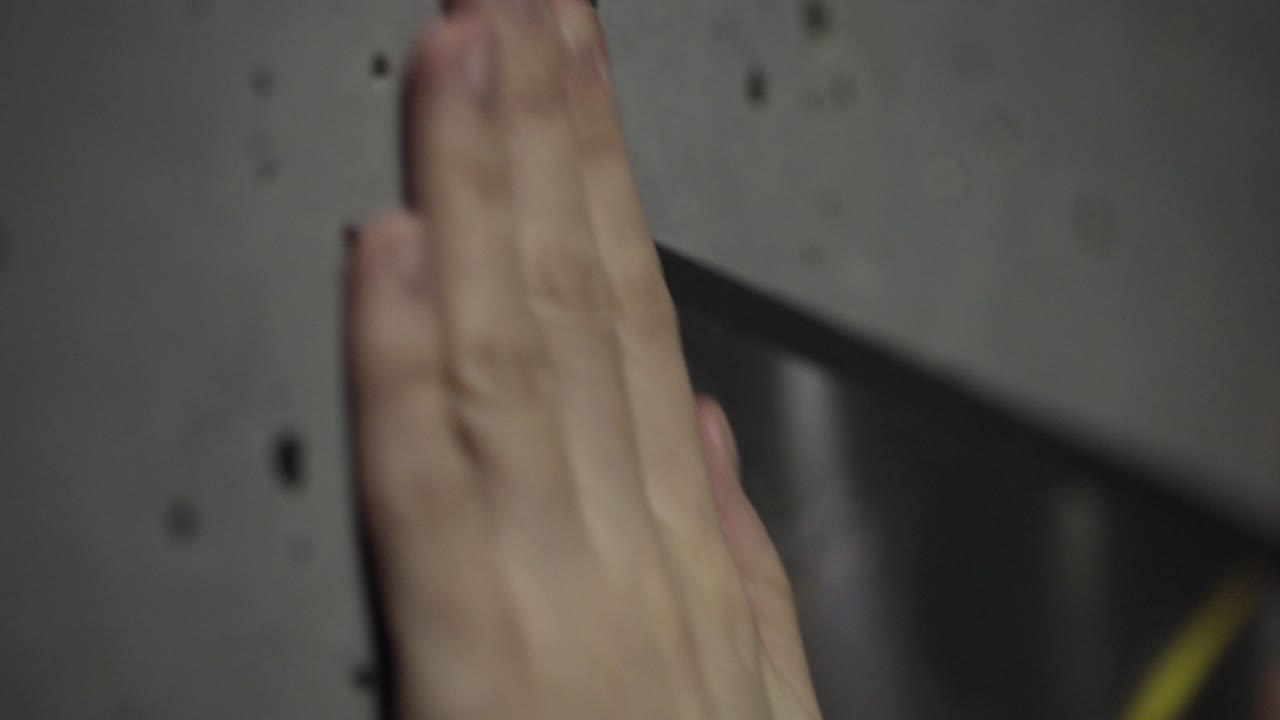 instalar un cuadro o una obra de arte en una pared de hormigón