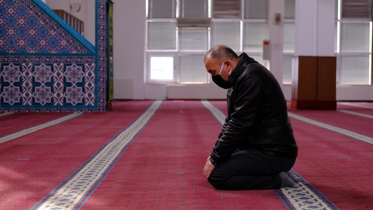 마스크를 쓰고 고개를 돌리는 노인 모스크 1