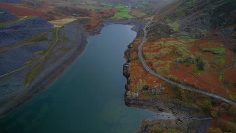 Lago-En-La-Cantera-Dinorwic-En-El-Hermoso-Paisaje-De-Gales---Antena