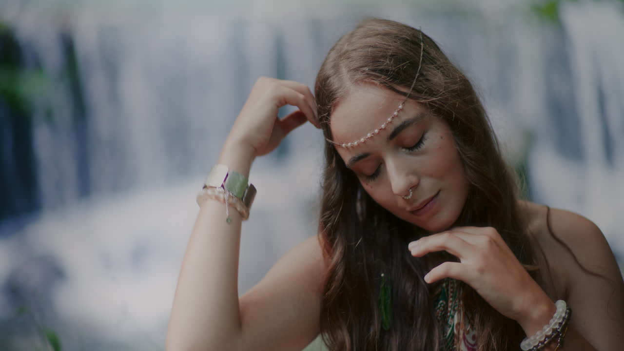 hermosa mujer meditando relajándose frente a la cascada