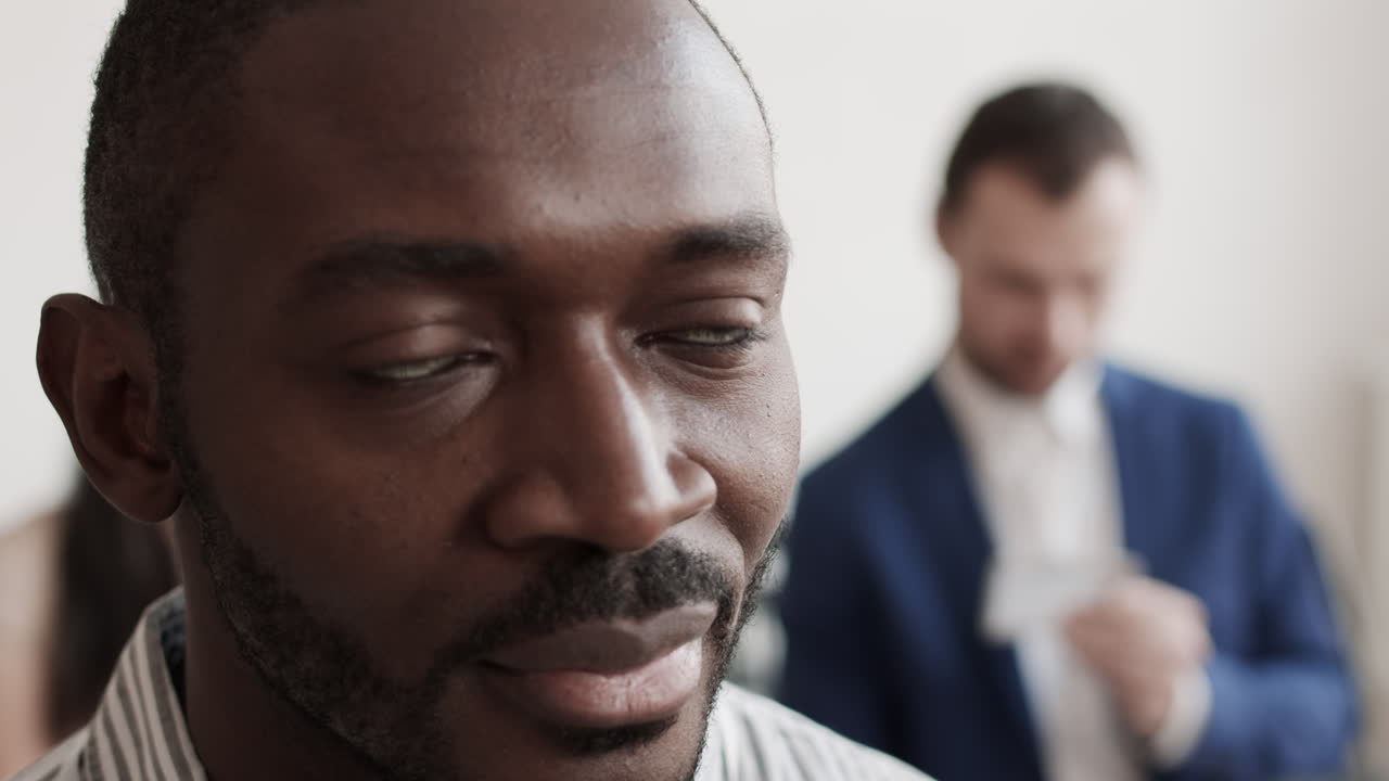 Uomo africano che guarda e annuisce