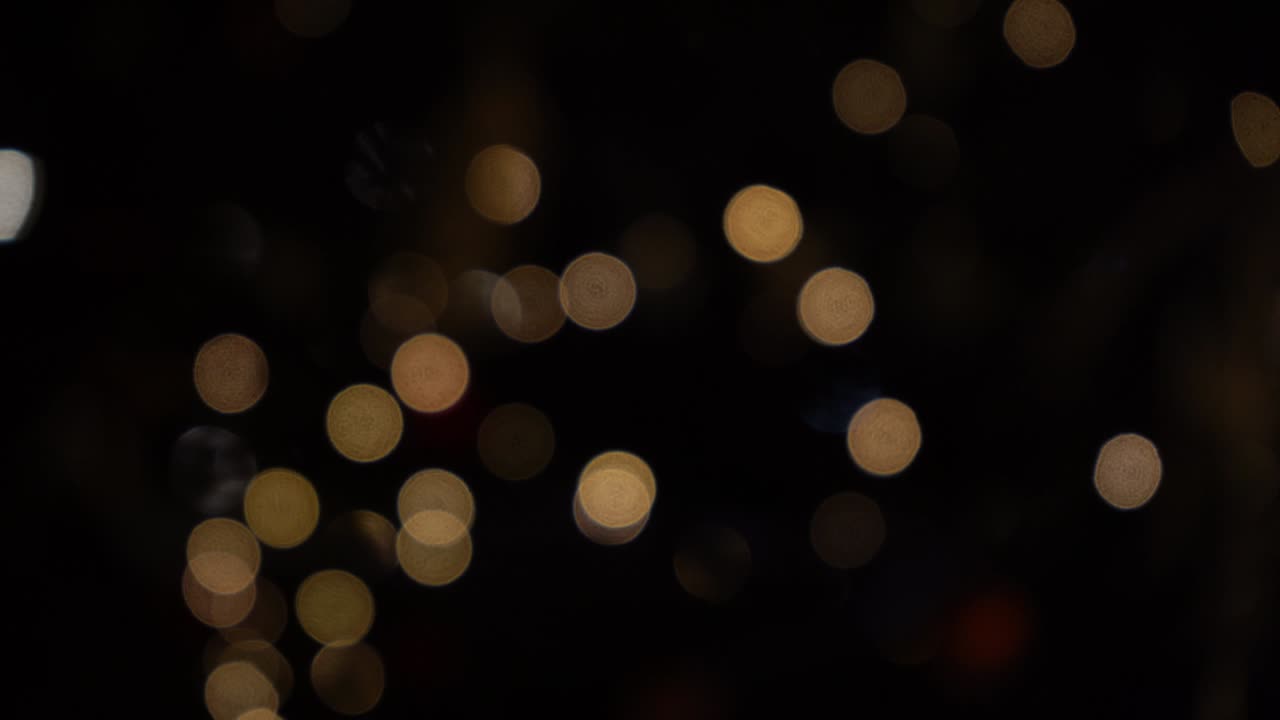 bokeh de luces de guirlandas. foco suave borroso. la guirlanda está parpadeando. luces de la ciudad por la noche. estado de ánimo navideño