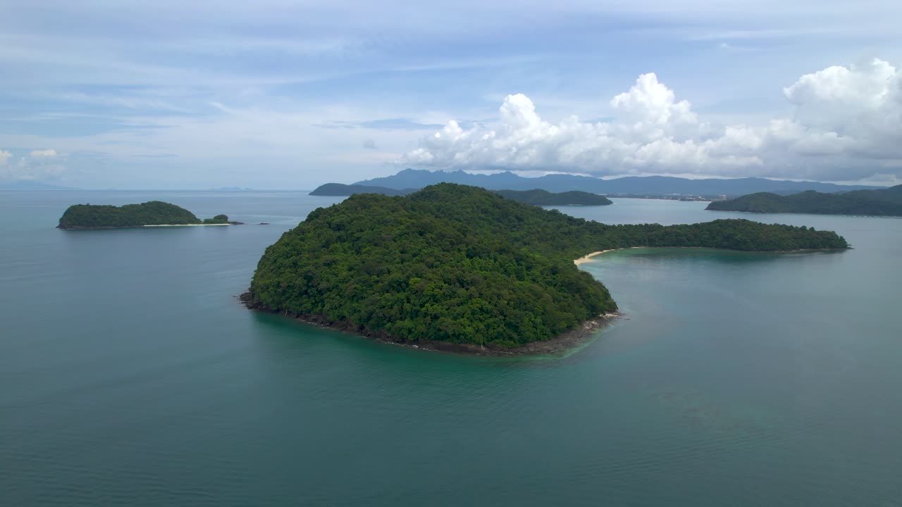 hermoso vuelo panorámico de drones alrededor de las islas beras basah, archipiélago en malasia
