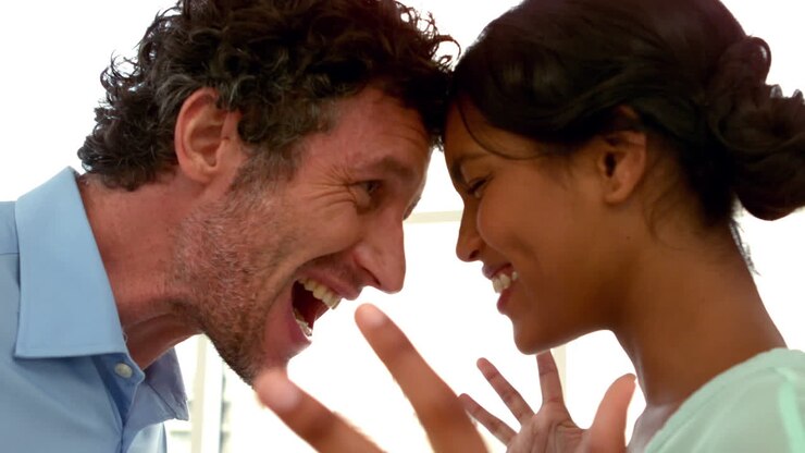 Persone d'affari informali che discutono faccia a faccia