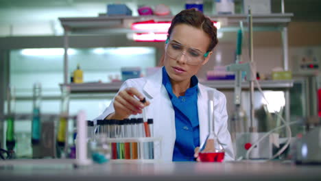 Científica-Femenina-Trabajando-En-El-Laboratorio.-Trabajador-Haciendo-Investigación-De-Laboratorio