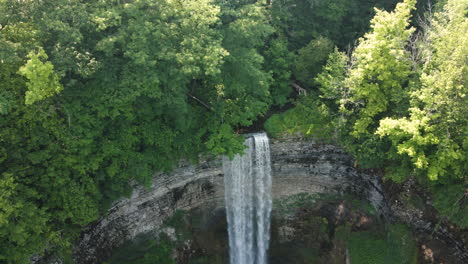 Die-Steigende-Neigung-Nach-Unten-Zeigt-Zwei-Stürze-In-Hamilton,-Ontario,-Kanada