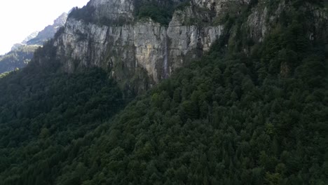 Impresionantes-Imágenes-Aéreas-De-Una-Hermosa-Cadena-Montañosa-Que-Presenta-Un-Hermoso-Paisaje-Natural-Con-Cascadas-Que-Brindan-Una-Vista-Impresionante-Del-Entorno-Montañoso,-Esencia-De-La-Naturaleza-Cruda