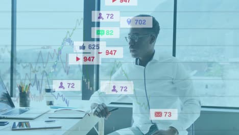 Animation-Von-Benachrichtigungsbalken-Und-Diagrammen-über-Einem-Nachdenklichen-Afroamerikanischen-Mann,-Der-Im-Büro-Sitzt