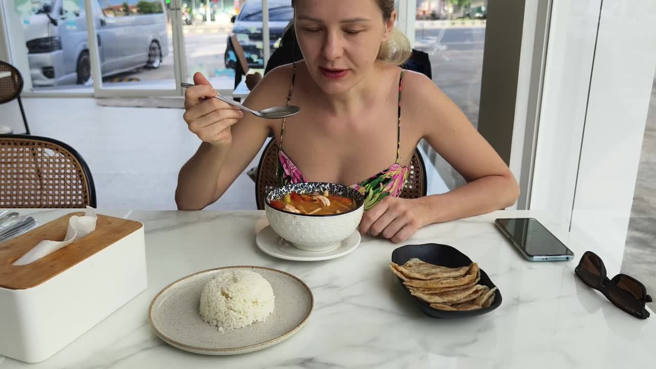 카페에서 태국 음식을 먹는 여자