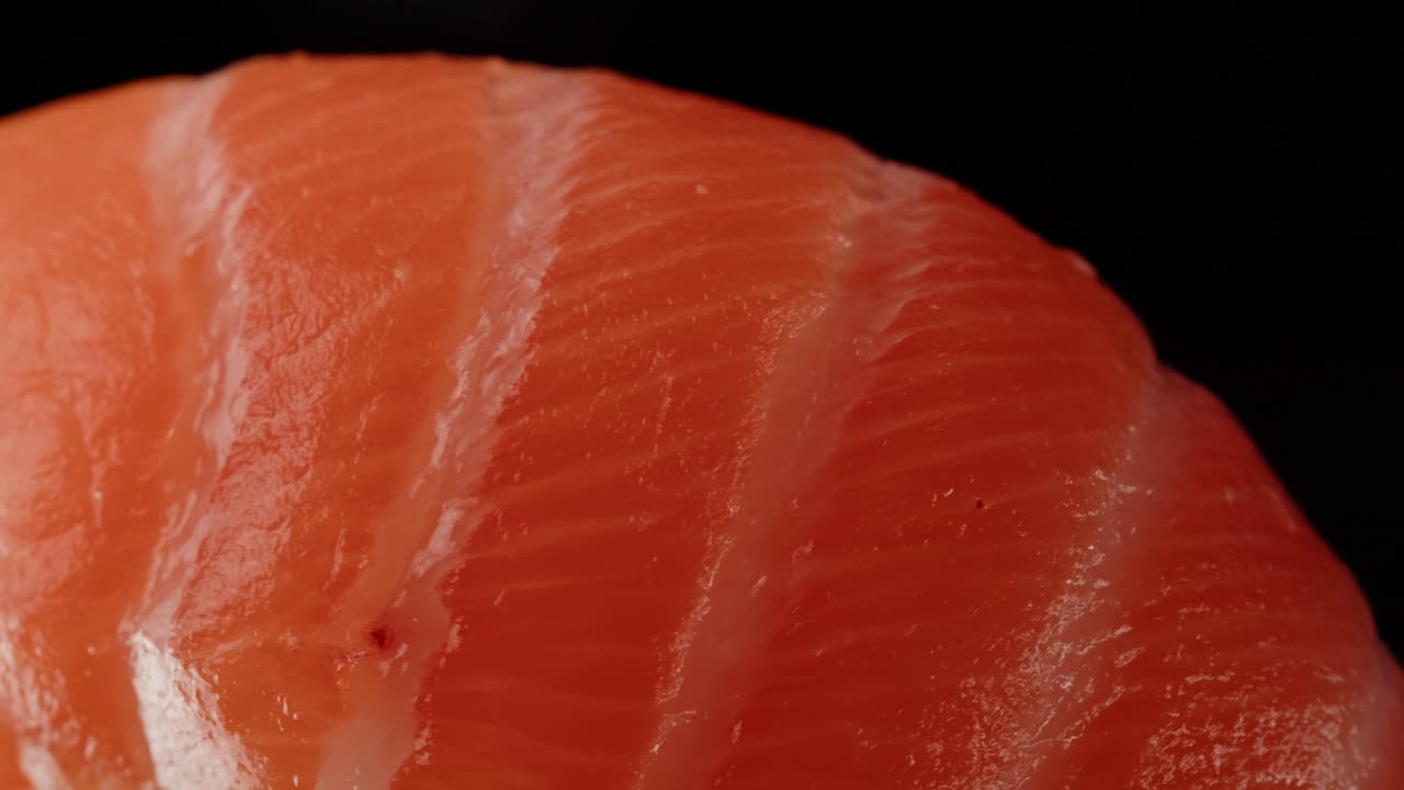 plato de sashimi, restaurante japonés, atún fresco y rebanadas de salmón en un café moderno, comida tradicional, plato de pescado rojo crudo, omega 3.