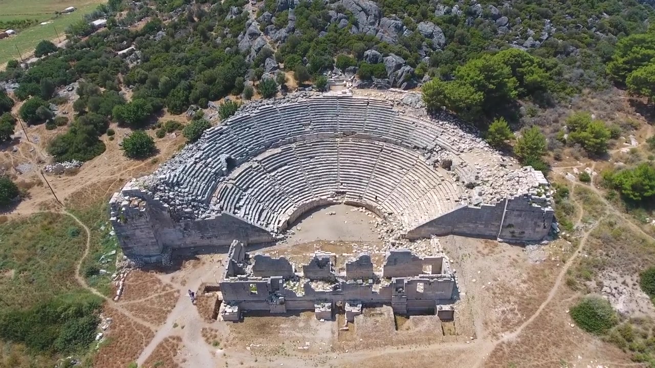 Veduta aerea delle rovine di un antico teatro romano in Turchia.