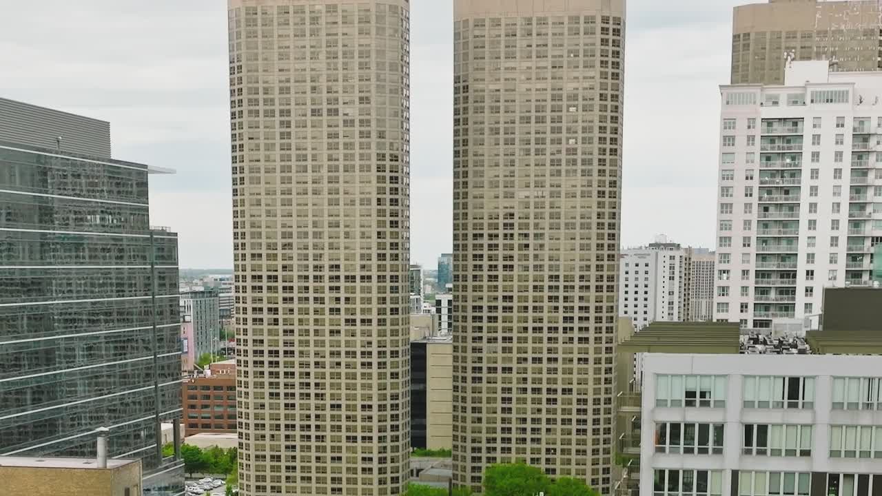 Veduta aerea di una strada di Chicago e moderni grattacieli